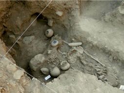 Arqueólogos localizaron los restos de alrededor de 28 individuos y unos 20 objetos cerámicos. EFE /