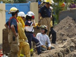 Los rescatistas tardaron más  de dos horas para poder sacar los cuerpos; utilizaron maquinaria pesada y herramienta manual.  /