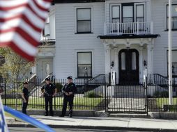 Policías resguardan la funeraria donde preparan el cuerpo de Tamerlan Tsarnaev para su entierro. AP /