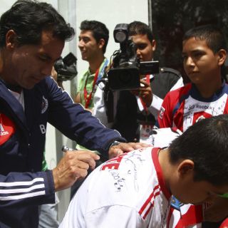 Chivas realiza labor social en Centro Médico de Occidente