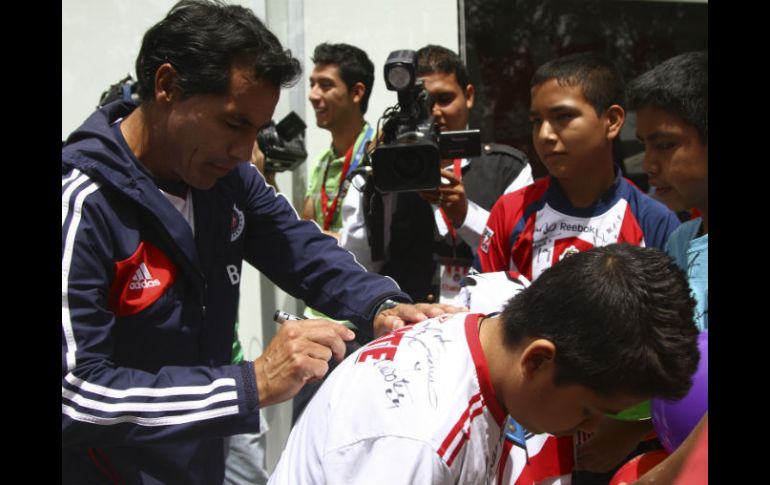''Muchos niños necesitan de sus ídolos, de los jugadores'', afirma el técnico Benjamín Galindo. MEXSPORT /