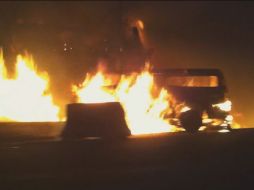 Una pipa, que al parecer transportaba gas, explota la madrugada de este martes. ESPECIAL /