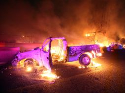 En la imagen, autos se queman junto a la carretera México-Pachuca, a la altura del kilómetro 14; lugar del accidente. AFP /