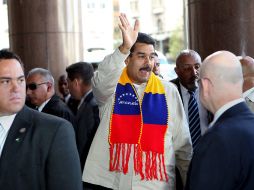 El presidente venezolano, Nicolás Maduro (c), saluda al llegar a Montevideo. EFE /