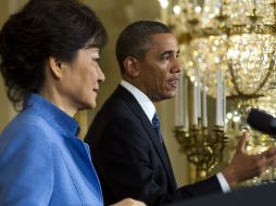 El presidente estadounidense, Barack Obama (d), habla junto a homóloga surcoreana, Park Geun-hye (i). EFE /