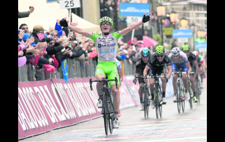 Recompensa. El italiano Enrico Battaglin cruza la línea de meta para ganar la etapa de 246 kilómetros. AFP /