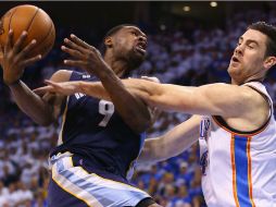 Tony Allen # 9, recibe una falta de Nick Collison #4, el partido de anoche en Oklahoma fue muy reñido. AFP /