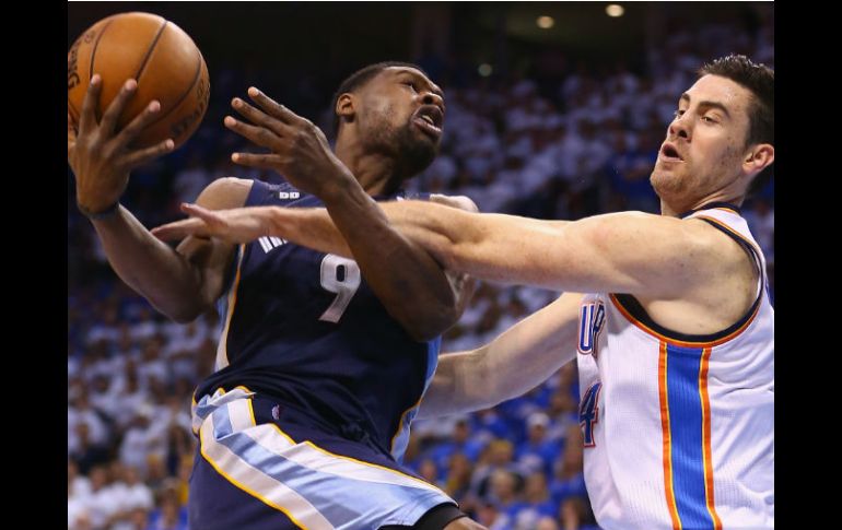 Tony Allen # 9, recibe una falta de Nick Collison #4, el partido de anoche en Oklahoma fue muy reñido. AFP /