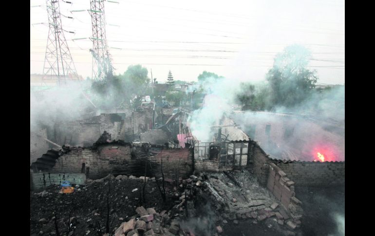 SAN PEDRO XALOSTOC . Uno de los dos tanques que transportaba el camión cisterna se incrustó en el pueblo. Hay 36 personas heridas. AFP /