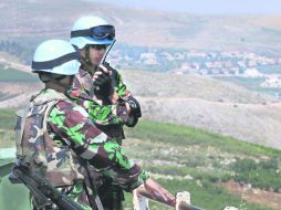 Un grupo de cascos azules patrullan la frontera libanesa-israelí en la aldea sureña de Kfar Kila, Líbano. AP /