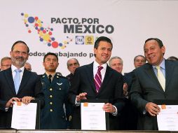 Ayer, el Presidente Peña Nieto y los líderes del PAN, PRI y PRD firman un relanzamiento del Pacto por México. NTX /