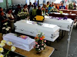 Familiares y amigos de las personas fallecidas tras la explosión de una pipa de gas, en una misa para despedir a sus seres queridos. SUN /