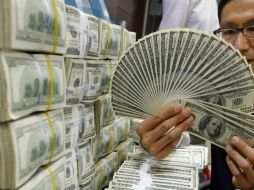 El dólar libre se vende hasta en 12.25 pesos, cinco centavos menos respecto al máximo alcanzado el martes. ARCHIVO /