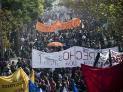 Miles de personas asisten a la marcha para exigir la educación como derecho y no como un negocio. AFP /