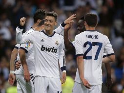 Mezut Özil festeja uno de los goles en el partido, el alemán salió lesionado. AP /