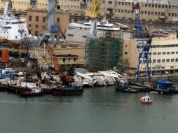 El choque provoca la colisión de la torre de control que se ubicaba en la orilla del muelle. EFE /