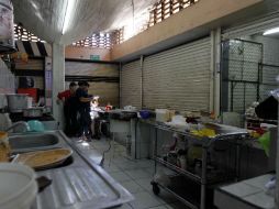 Un locatario que tiene un puesto de comida, explica que además de que no hay clientela, no hay supervisión de la policía. ARCHIVO /
