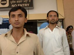 En la imagen, familiares del prisionero paquistaní. ARCHIVO /