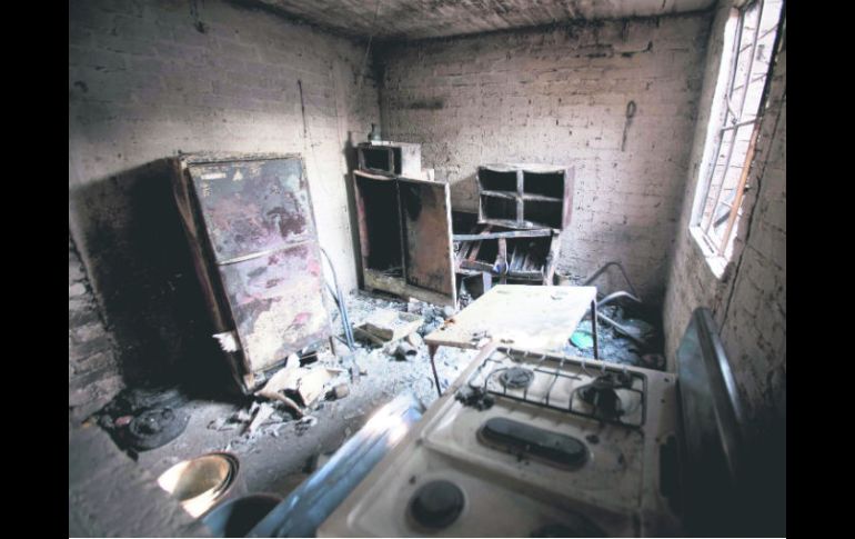 Más de 30 familias se quedaron sin techo, luego de la explosión del camión cisterna en el municipio de Ecatepec. AP /