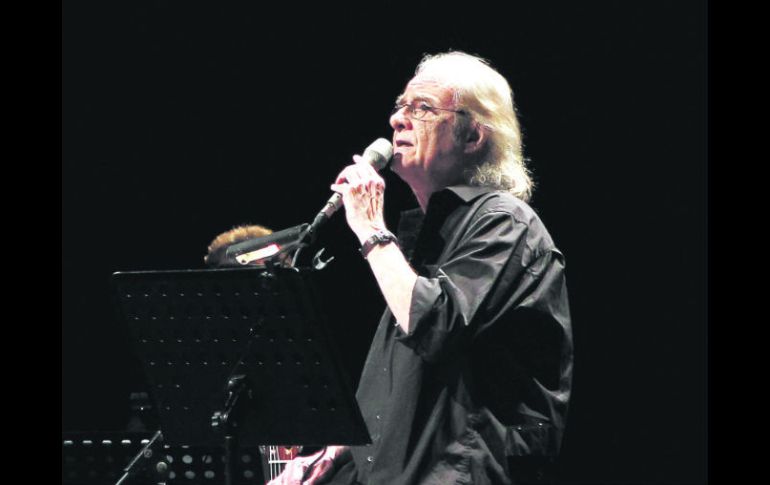 Con un escenario austero, la música fue lo único que vistió el escenario en el concierto de Aute. EL INFORMADOR /