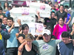DOLOR SIN FIN. Pobladores de San Pedro Xalostoc sepultaron a las víctimas que dejó la explosión de un contenedor de combustible. AP /