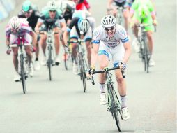 El ciclista alemán John Degenkolb aprieta el paso para cruzar la meta de la quinta etapa del Giro de Italia en el primer lugar. EFE /