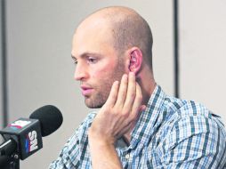 J.A. Happ ofreció una rueda de prensa tras ser dado de alta; el zurdo sufrió una fractura en el cráneo, detrás de la oreja izquierda. AP /