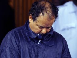 El acusado, vestido con un mono azul, mantiene durante toda la vista la cabeza baja y sólo se dirige en voz queda a su abogada. AP /