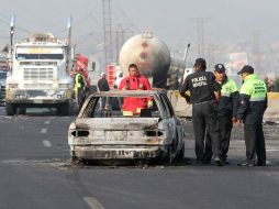 El accidente deja restos calicinados de diversos vehículos en el lugar. ARCHIVO /