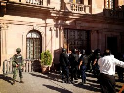 Personal de diferentes corporaciones ya resguardan el Palacio de Gobierno. Imagen en Twitter tomada de @Quanttumm. ESPECIAL /