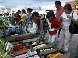 Según el sondeo, los mexicanos prefieren regalar a las madres ropa, flores y electrodomésticos, respectivamente. ARCHIVO /