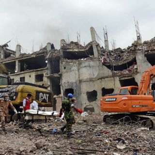 Aumentan a 940 los muertos por derrumbe de edificio en Bangladesh