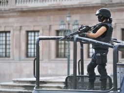 Una policía federal resguarda la sede del gobierno de Coahuila, tras el ataque. EFE /