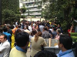 Empleados de varias empresas desalojan los edificios ante las alarmas sísmicas. Fotogragía de @docmandi10. ESPECIAL /