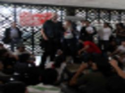 Los encapuchados citan a un diálogo para el próximo jueves. ARCHIVO /