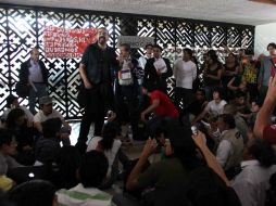 Jóvenes estudiantes del CCH impiden el paso al auditorio donde se llevaría a cabo el diálogo. SUN /