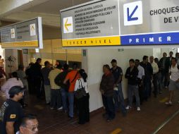 Años atrás, para realizar algún trámite la gente sabía que debía plantarse en las oficinas desde antes de que amaneciera. ARCHIVO /