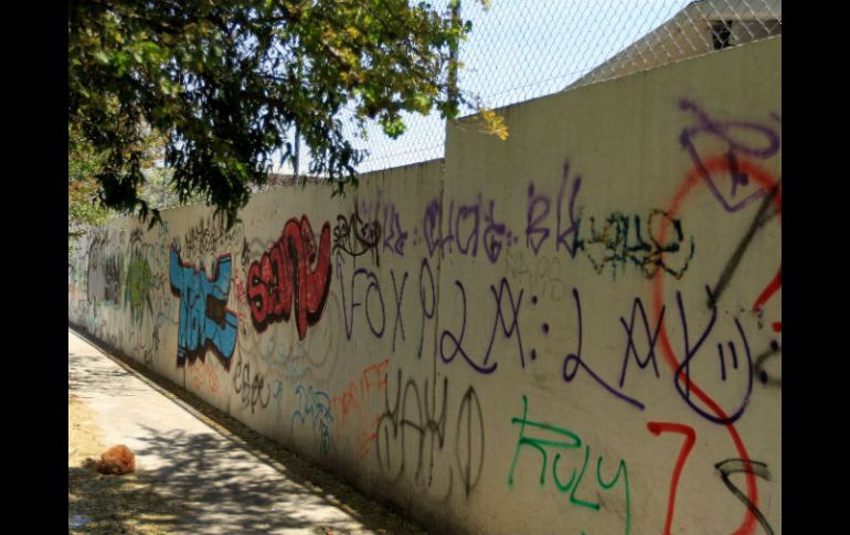Imagen de la Unidad Deportiva El Colli que luce desolada y colorida por los graffitis.  /