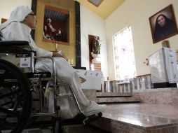 Una religiosa en la capilla del Hospital Santa Margarita, donde se realizará una misa el 12 de mayo. EFE /