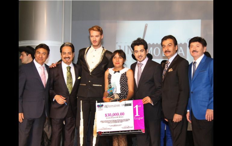 La ganadora Fátima Sofía Gómez Mata, de la Universidad de Guadalajara, posa junto a la agrupación que la inspiró. NTX /