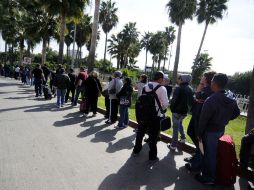 Las personas hacen fila para tramitar la licencia de conducir. ARCHIVO /