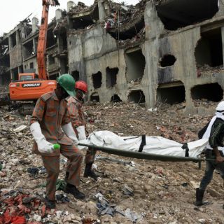 Ya son más de mil muertos por derrumbe en Bangladesh