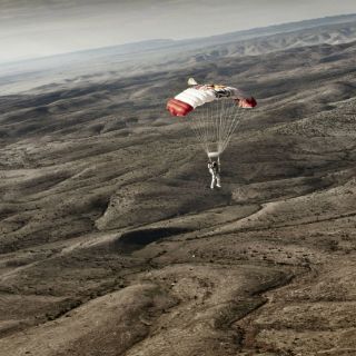 Paracaidistas vuelan con traje de alas