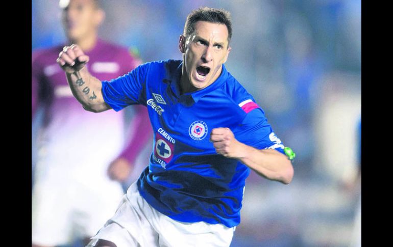 Figura. Christian ''Chaco'' Giménez se puso al cuadro cementero al hombro, anotó el tercer tanto celeste ante Monarcas. MEXSPORT /