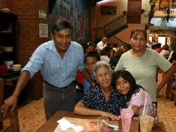 Según un estudio, en está fecha del año, siete de cada 10 personas tienen previsto festejar en casa. ARCHIVO /