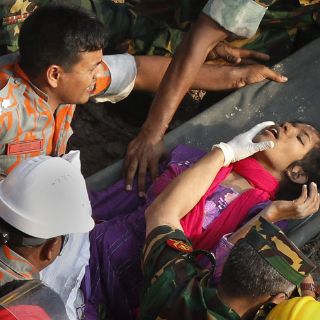 Mujer viva es rescatada de los restos de edificio en Bangladesh