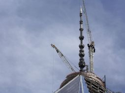 Momento en que se termina de fijar la aguja que corona el nuevo WTC. AP /