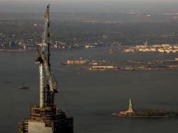 Colocación de laaguja en lo alto del edificio One World Trade Center de Nueva York que ha alcanzado una altura de 541.32 metros. EFE /