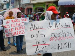 Mujeres pertenecientes a la CETEG realizan un mitin en el monumento a la Madre en Guerrero. NTX /