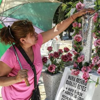 Visitan el panteón en el Día de las Madres
